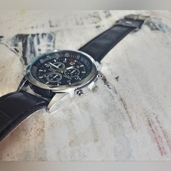 Men's Quarts Watch - Picture 3 of 3